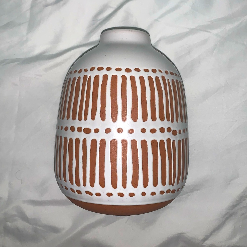 super cute terracotta with white detailed pot!!